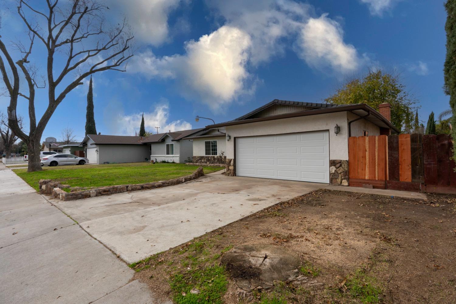 Detail Gallery Image 3 of 36 For 515 N Santa Venetia St, Los Banos,  CA 93635 - 3 Beds | 2 Baths