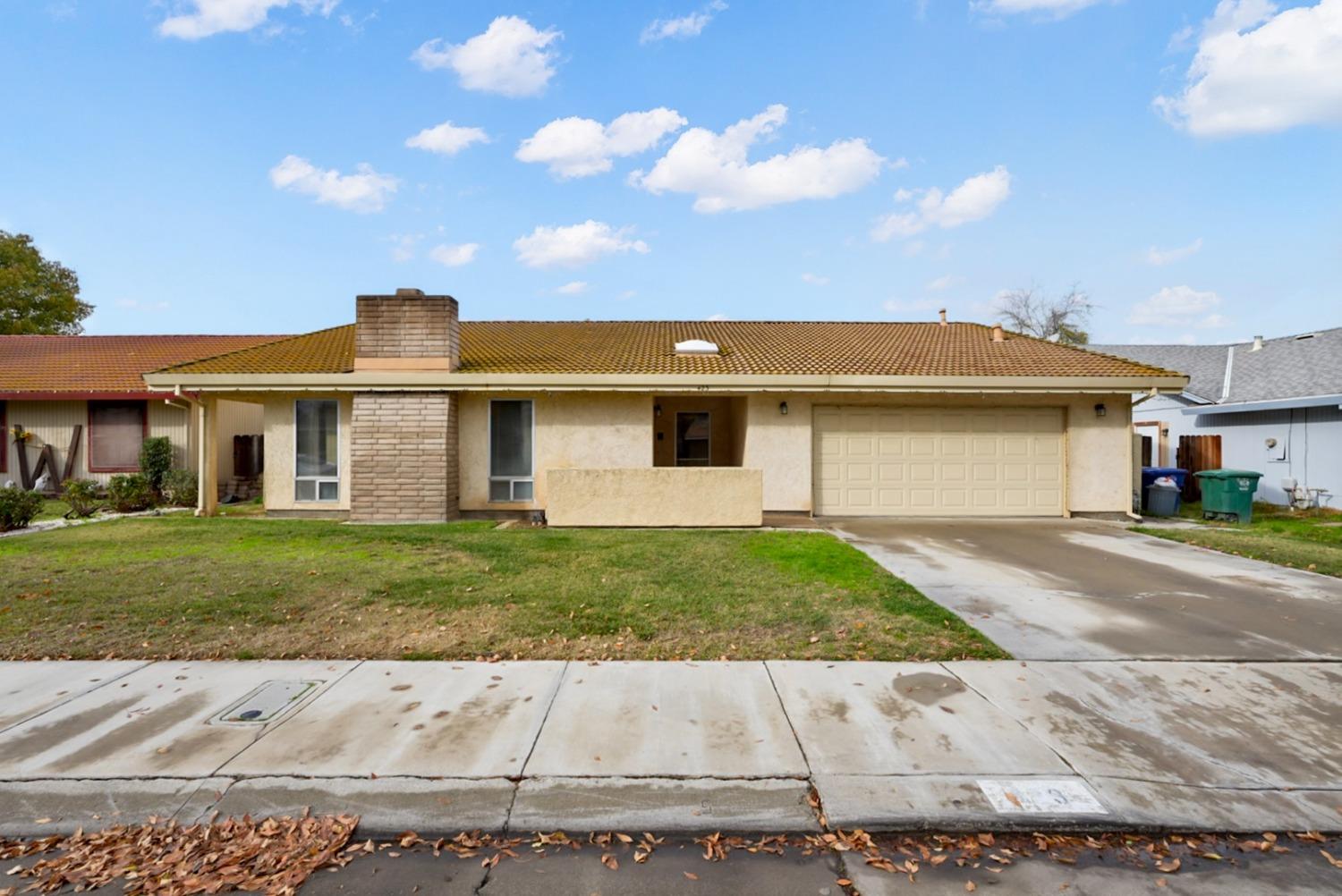 Detail Gallery Image 1 of 39 For 423 N Santa Monica St, Los Banos,  CA 93635 - 3 Beds | 3 Baths