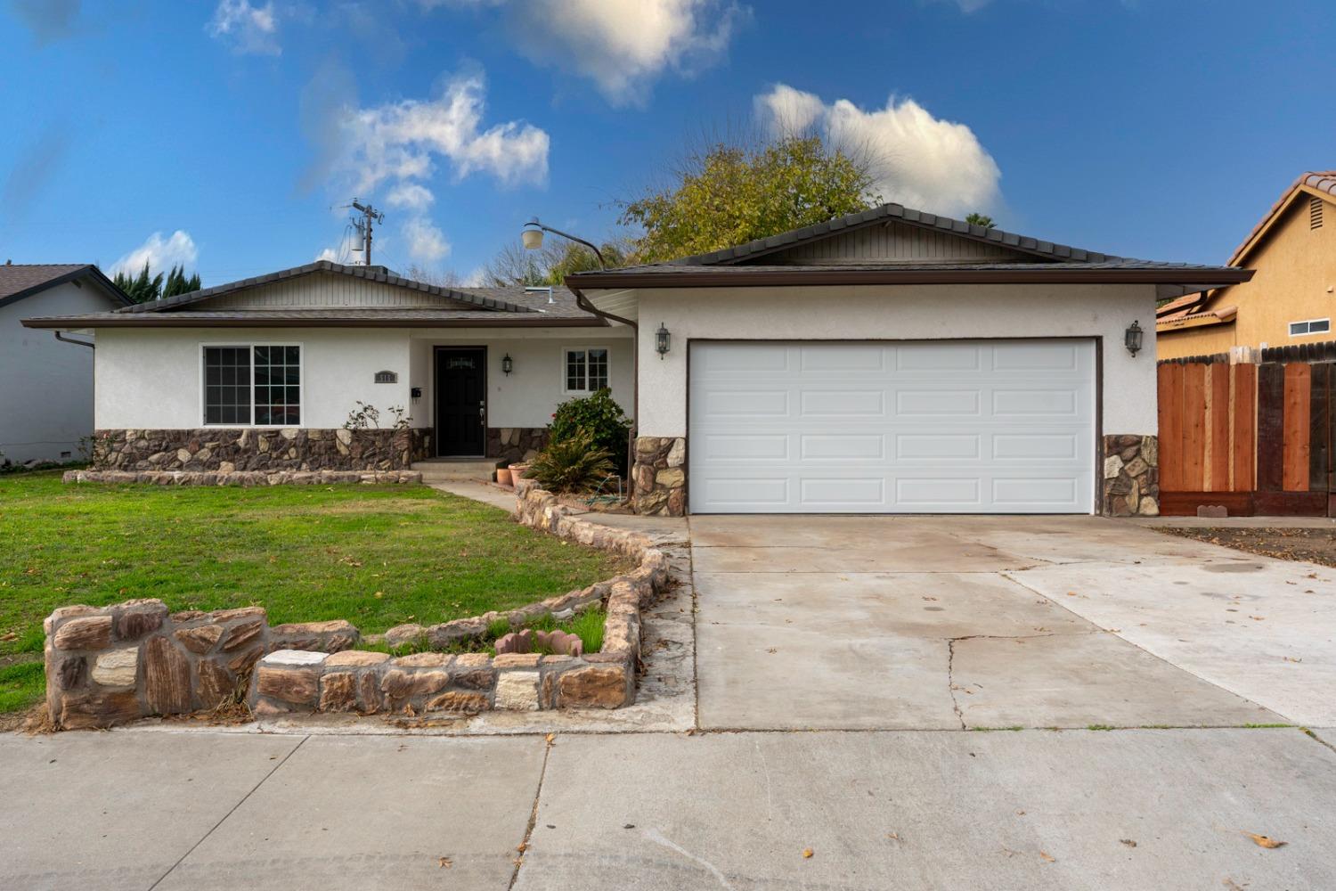 Detail Gallery Image 2 of 36 For 515 N Santa Venetia St, Los Banos,  CA 93635 - 3 Beds | 2 Baths