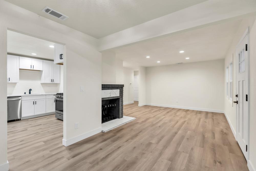 Detail Gallery Image 12 of 38 For 1041 Darnel Way, Sacramento,  CA 95822 - 2 Beds | 2 Baths