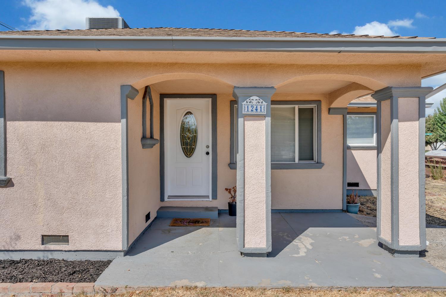 Detail Gallery Image 6 of 34 For 1241 Browning Dr, Sacramento,  CA 95815 - 3 Beds | 1 Baths