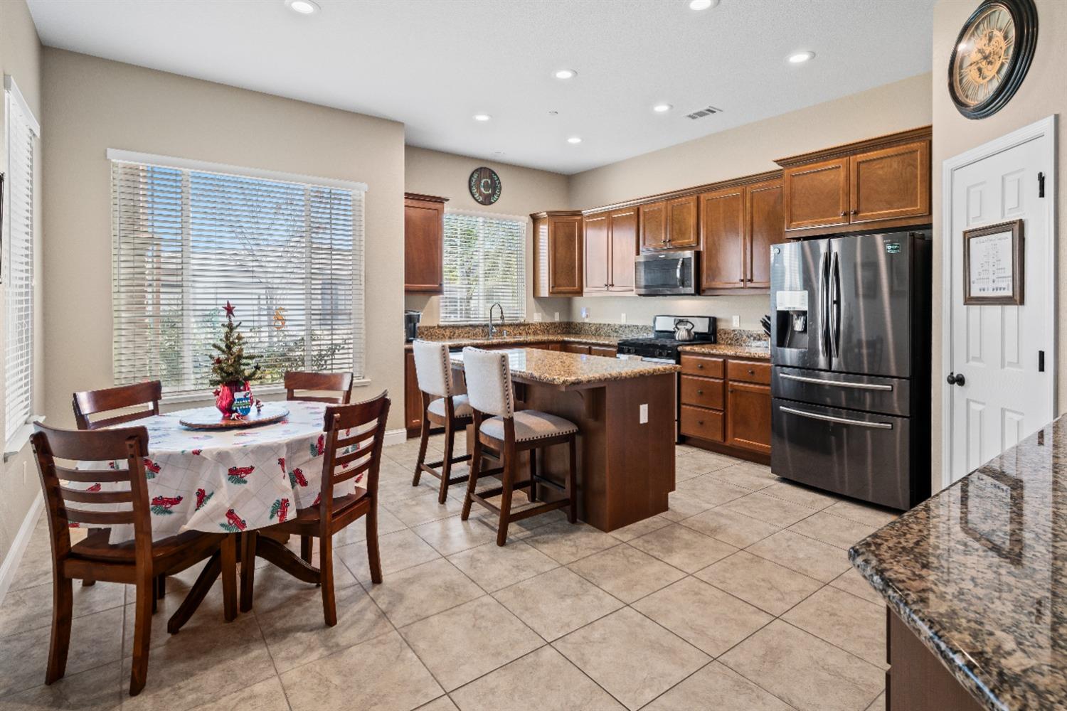 Detail Gallery Image 10 of 30 For 2643 Stephen Robert Ln, Manteca,  CA 95337 - 4 Beds | 2 Baths