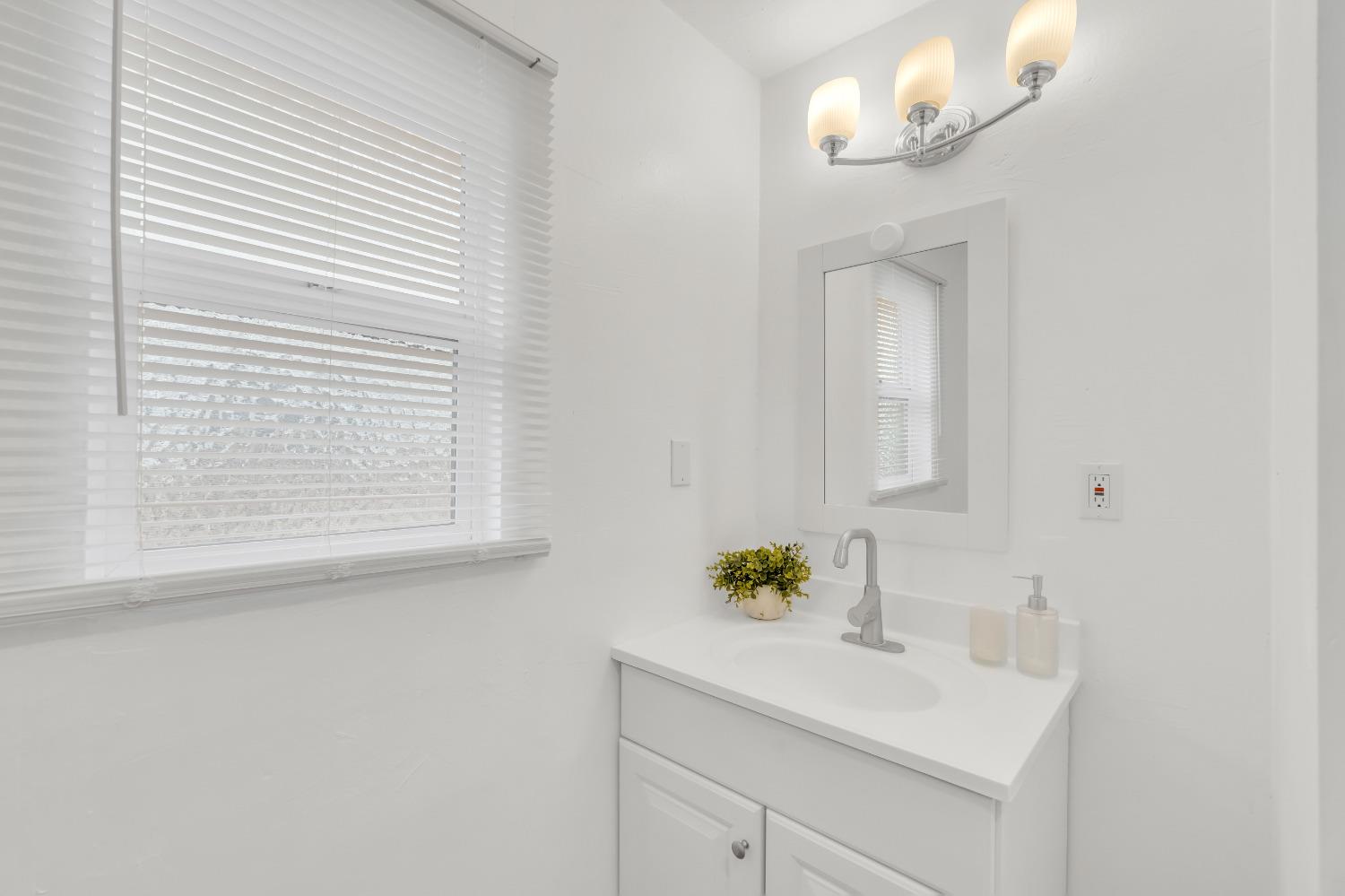 Detail Gallery Image 21 of 34 For 1241 Browning Dr, Sacramento,  CA 95815 - 3 Beds | 1 Baths