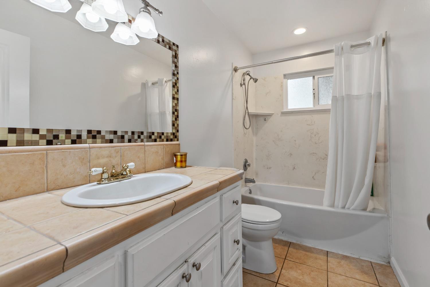 Detail Gallery Image 14 of 30 For 840 La Sombra, Modesto,  CA 95354 - 3 Beds | 2 Baths