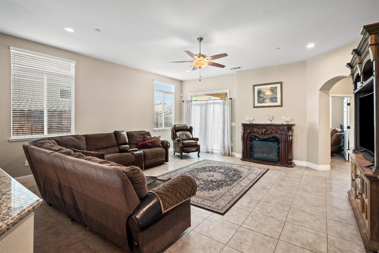 Detail Gallery Image 6 of 30 For 2643 Stephen Robert Ln, Manteca,  CA 95337 - 4 Beds | 2 Baths