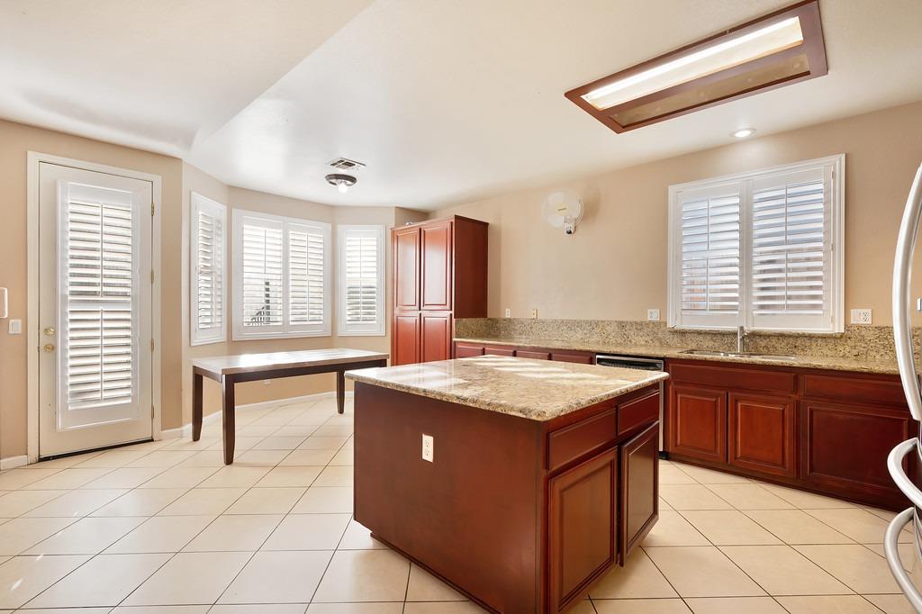 Detail Gallery Image 9 of 47 For 2312 Pisa Cir, Stockton,  CA 95206 - 6 Beds | 3/1 Baths