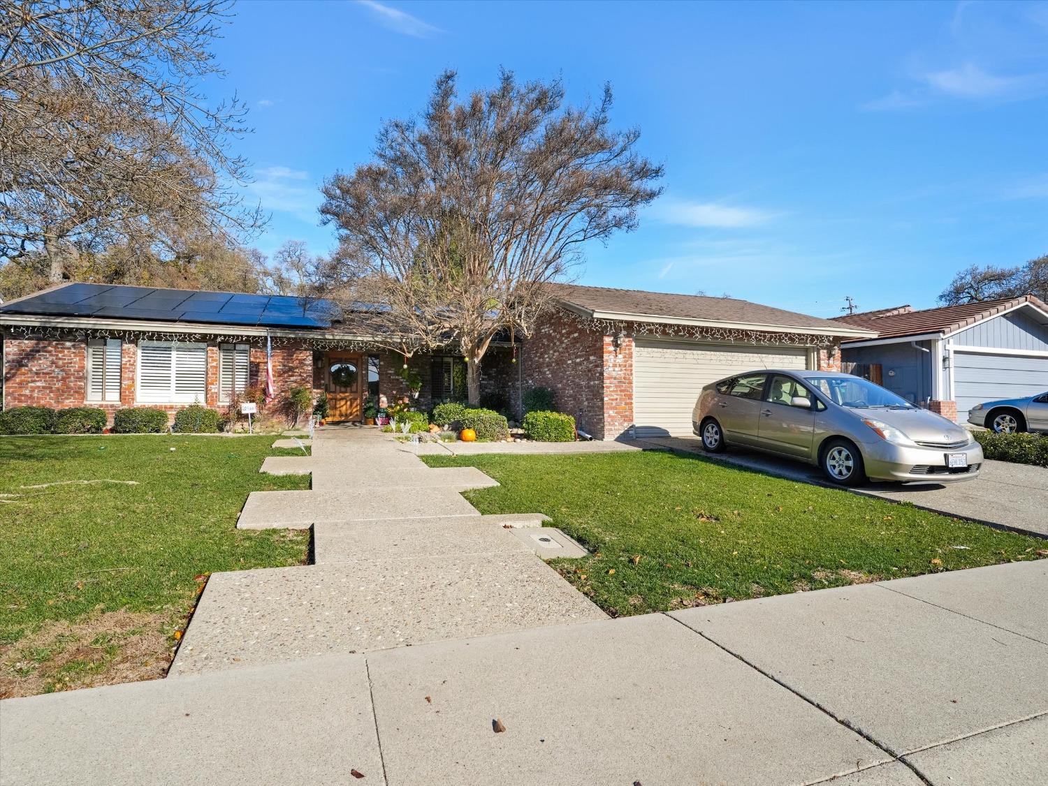 Detail Gallery Image 3 of 49 For 923 Bear Creek Way, Stockton,  CA 95209 - 4 Beds | 2 Baths