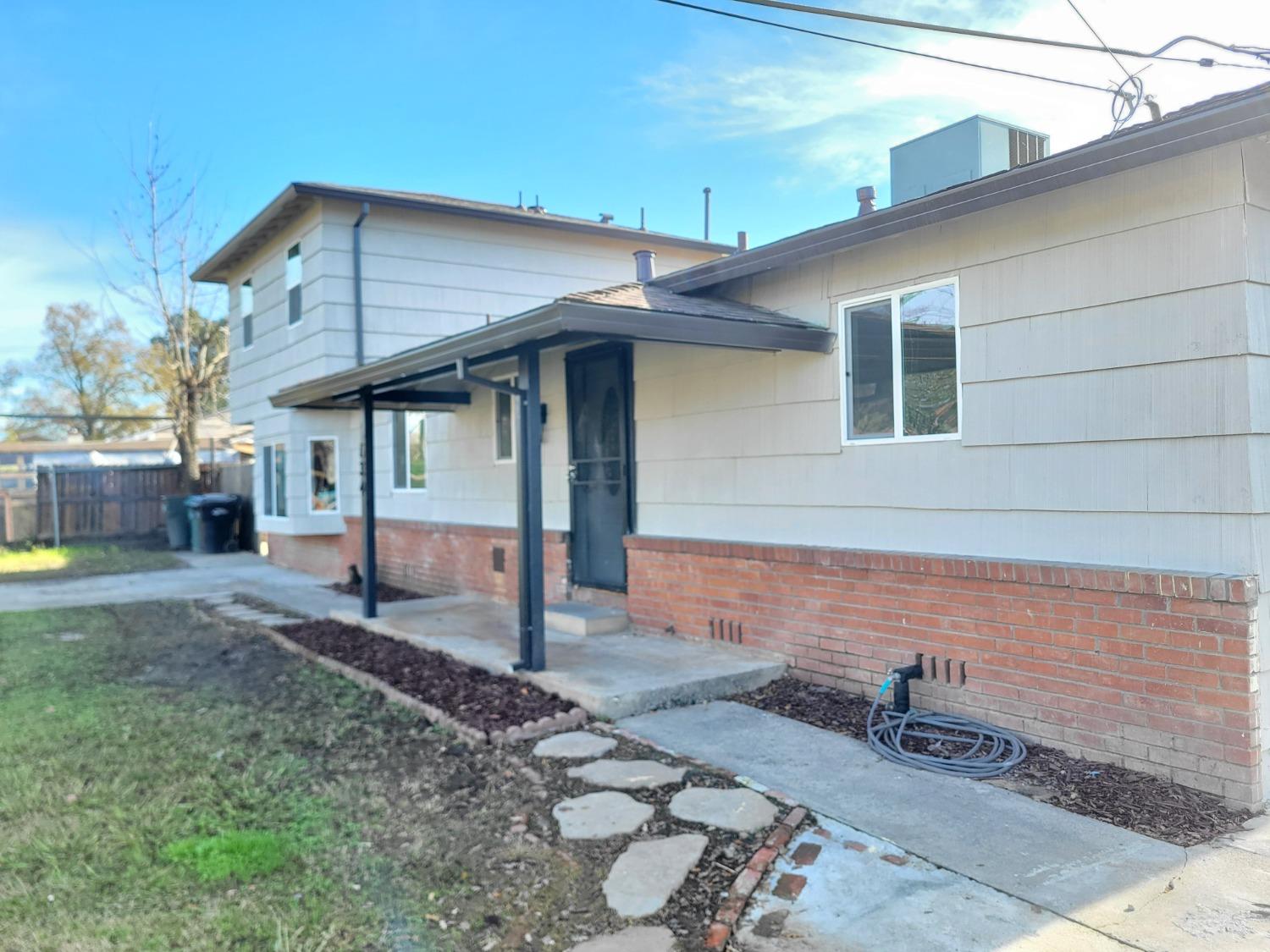 Detail Gallery Image 2 of 33 For 734 N St, Rio Linda,  CA 95673 - 4 Beds | 2 Baths