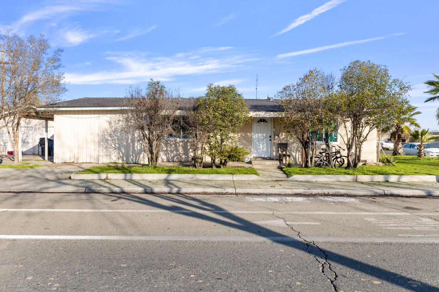 Detail Gallery Image 1 of 1 For 1009 E Cleveland Ave, Madera,  CA 93638 - 3 Beds | 1 Baths