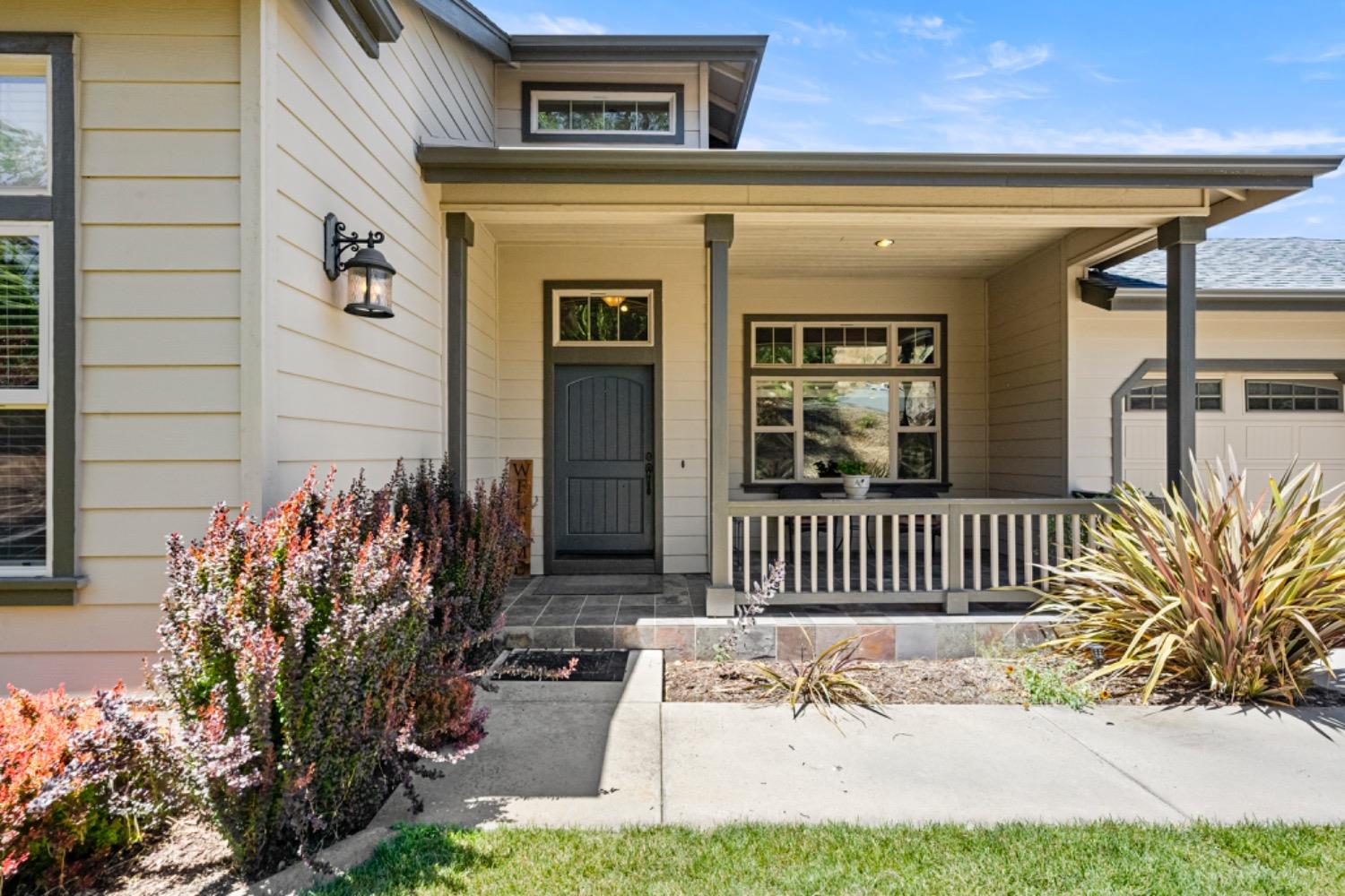 Detail Gallery Image 1 of 43 For 385 Sutter Crest E., Sutter Creek,  CA 95685 - 4 Beds | 3/1 Baths