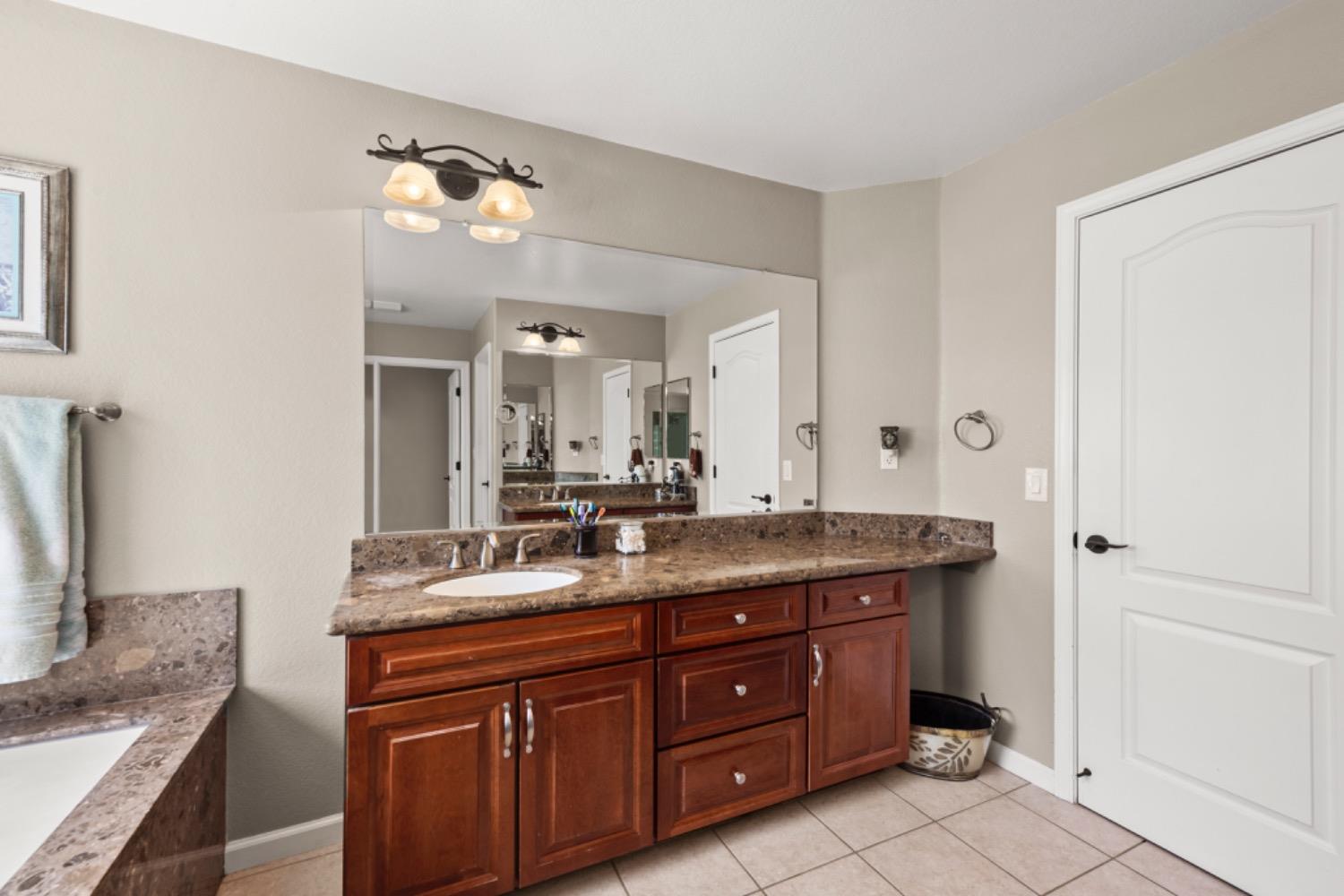 Detail Gallery Image 27 of 43 For 385 Sutter Crest E., Sutter Creek,  CA 95685 - 4 Beds | 3/1 Baths