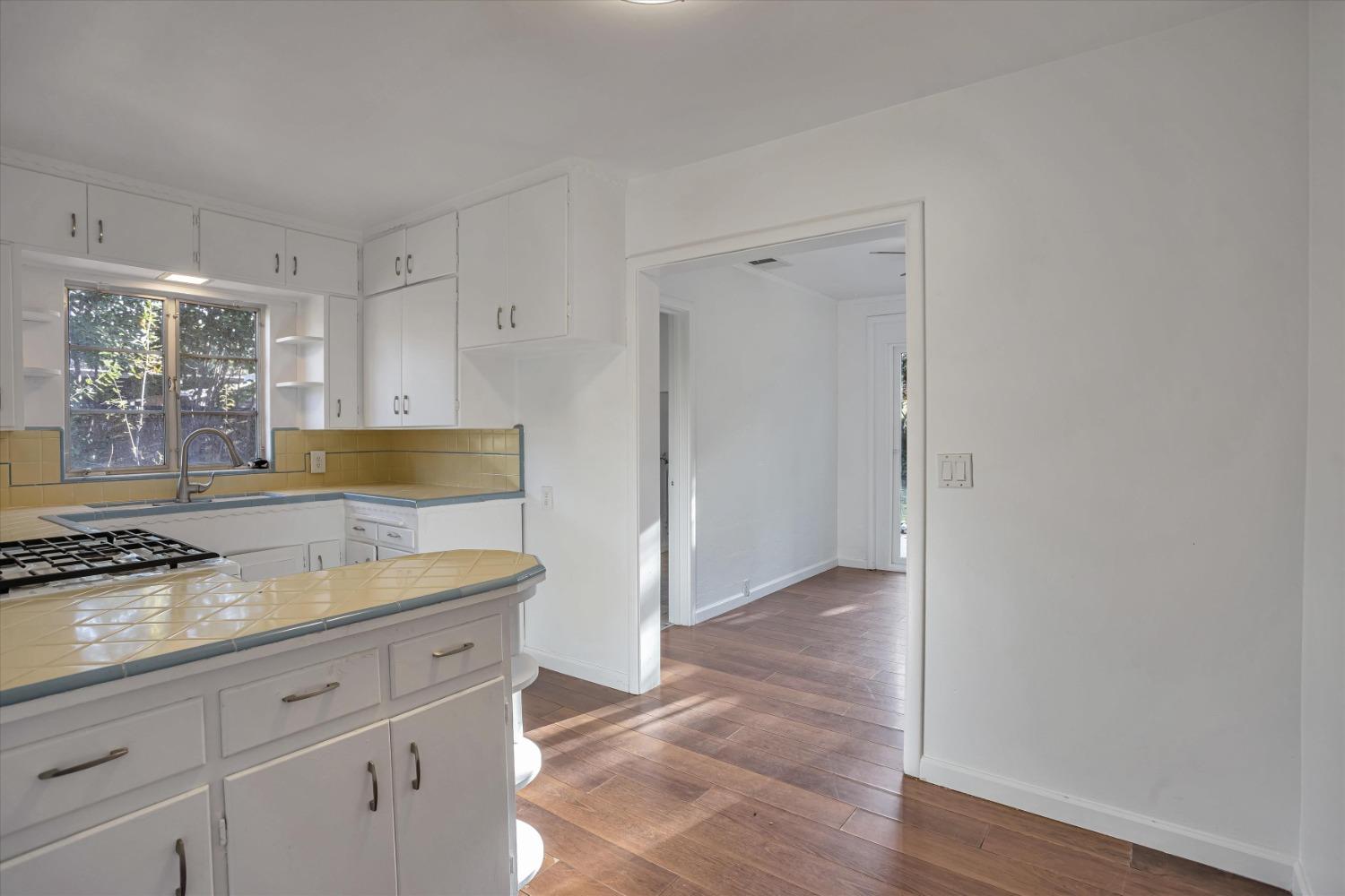 Detail Gallery Image 9 of 44 For 1001 Piedmont Dr, Sacramento,  CA 95822 - 2 Beds | 1 Baths