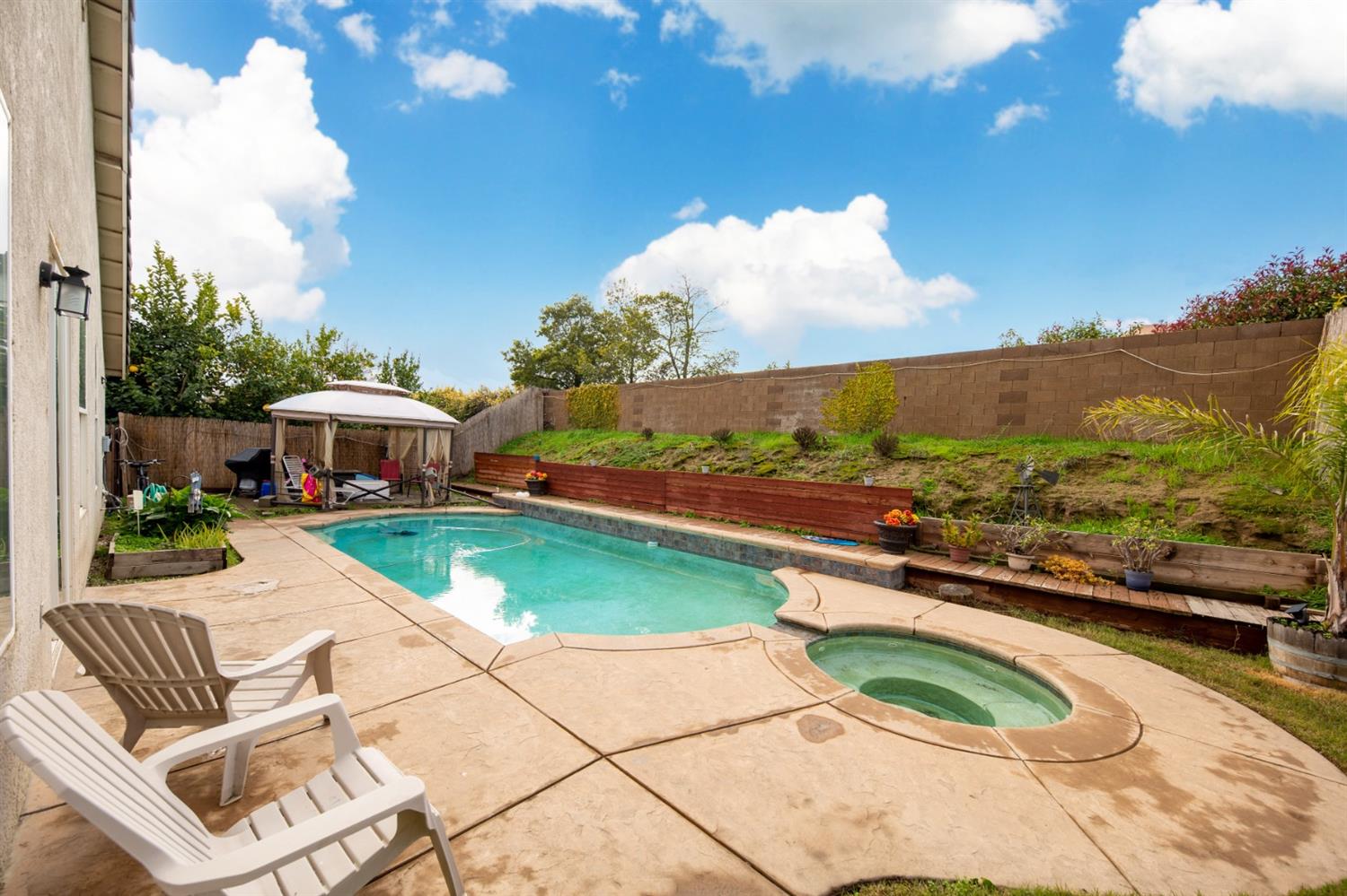 Detail Gallery Image 2 of 14 For 4070 Black Butte Cir, Stockton,  CA 95209 - 4 Beds | 2 Baths