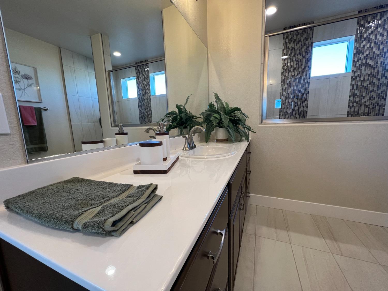Detail Gallery Image 8 of 18 For 1310 Veteran St, Manteca,  CA 95337 - 4 Beds | 2/1 Baths