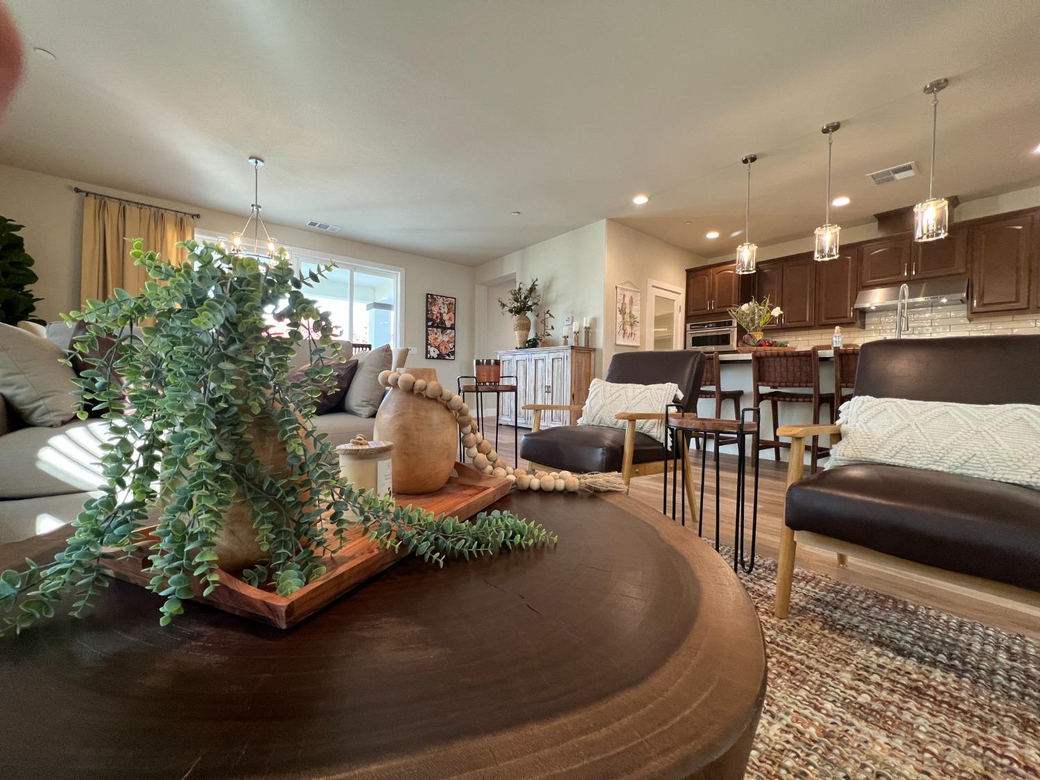 Detail Gallery Image 4 of 18 For 1310 Veteran St, Manteca,  CA 95337 - 4 Beds | 2/1 Baths