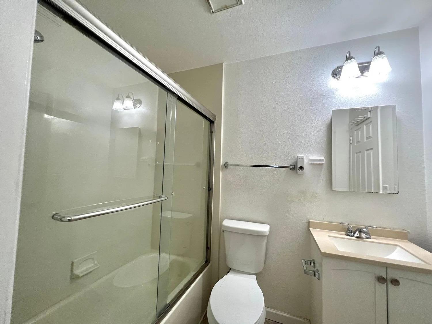 Detail Gallery Image 8 of 12 For 80 Portola Way #105,  Tracy,  CA 95376 - 3 Beds | 1/1 Baths