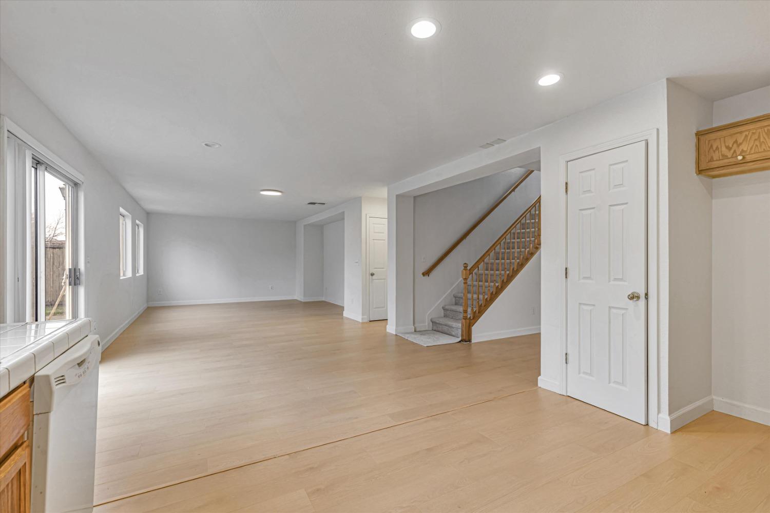 Detail Gallery Image 12 of 38 For 1027 Boardwalk Dr, Stockton,  CA 95206 - 4 Beds | 2/1 Baths