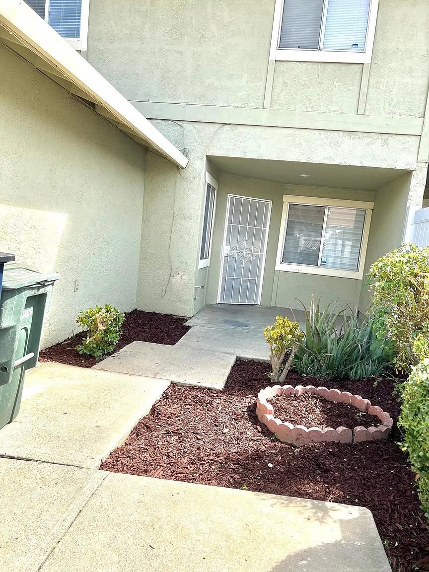 Detail Gallery Image 2 of 12 For 80 Portola Way #105,  Tracy,  CA 95376 - 3 Beds | 1/1 Baths
