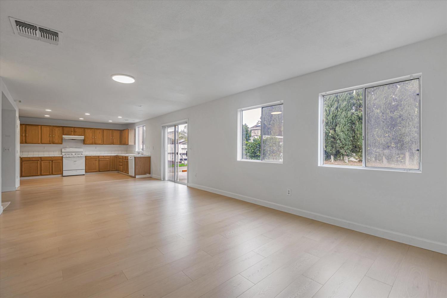 Detail Gallery Image 10 of 38 For 1027 Boardwalk Dr, Stockton,  CA 95206 - 4 Beds | 2/1 Baths