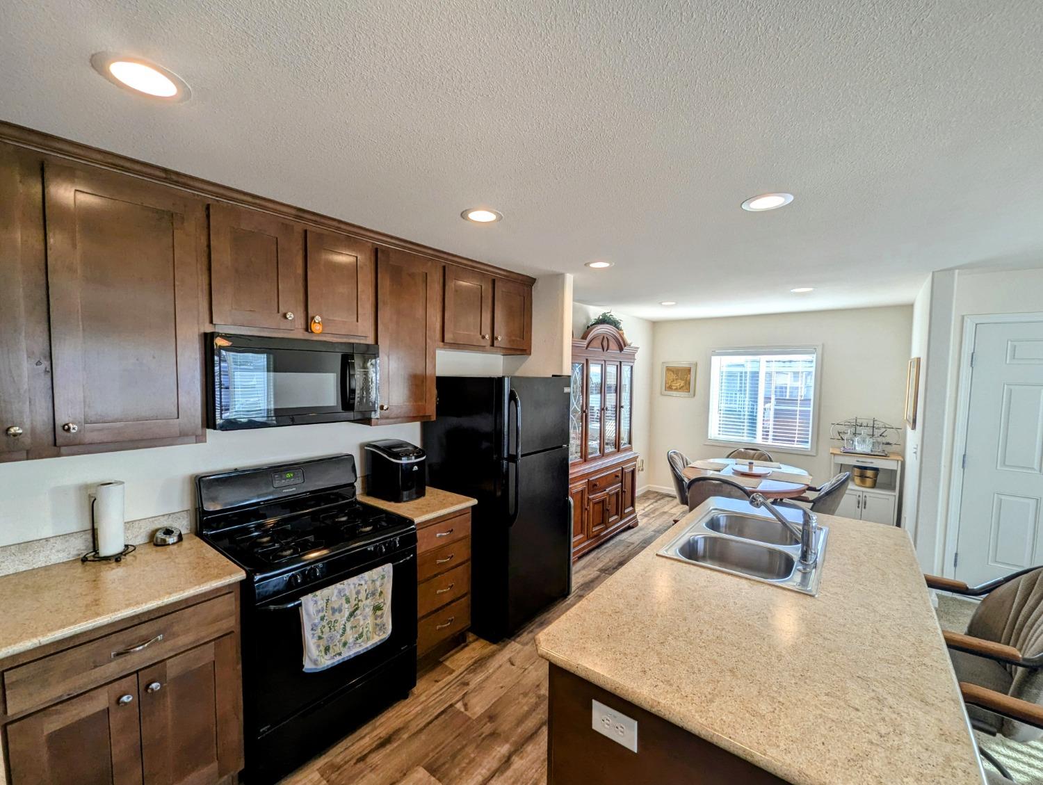 Detail Gallery Image 3 of 21 For 66 Pineacre Ln, Rancho Cordova,  CA 95670 - 2 Beds | 2 Baths