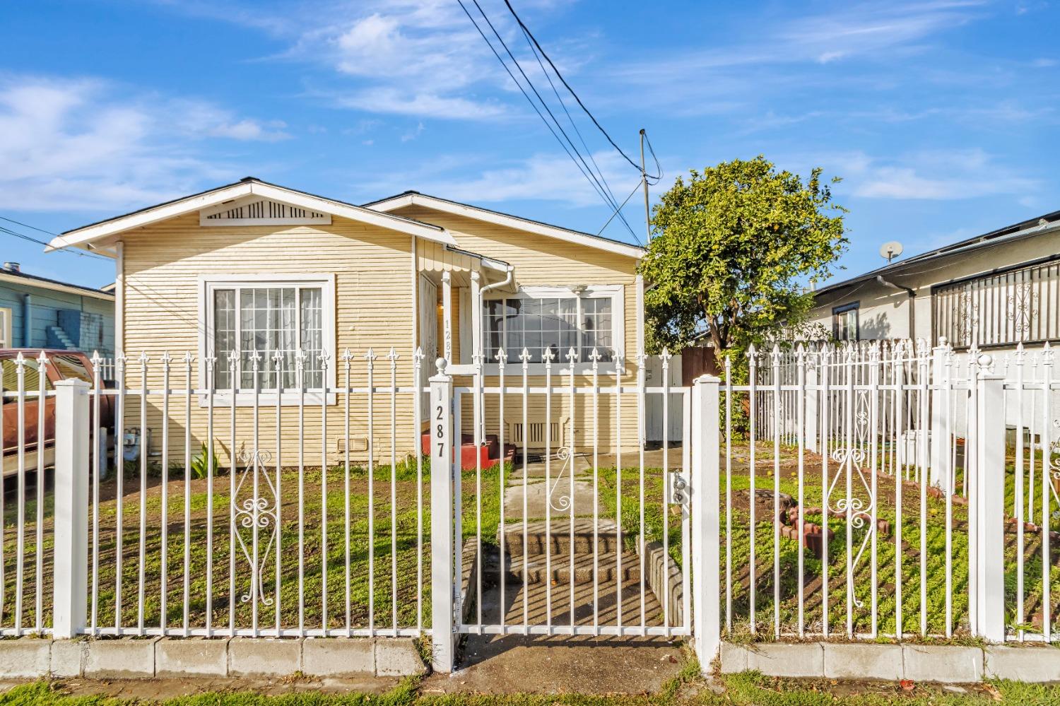 Detail Gallery Image 1 of 1 For 1287 61st, Oakland,  CA 94621 - 2 Beds | 1 Baths