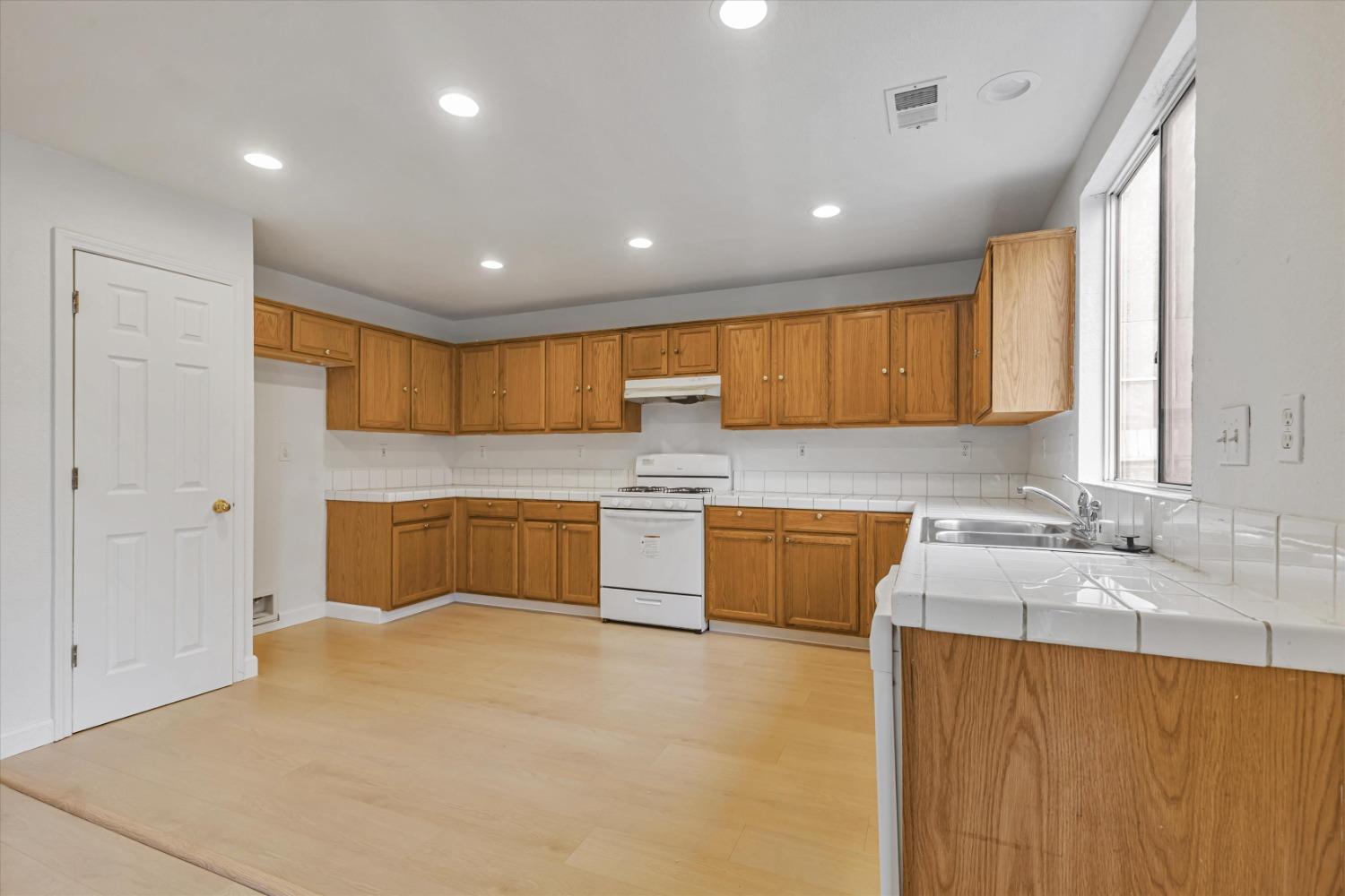 Detail Gallery Image 11 of 38 For 1027 Boardwalk Dr, Stockton,  CA 95206 - 4 Beds | 2/1 Baths