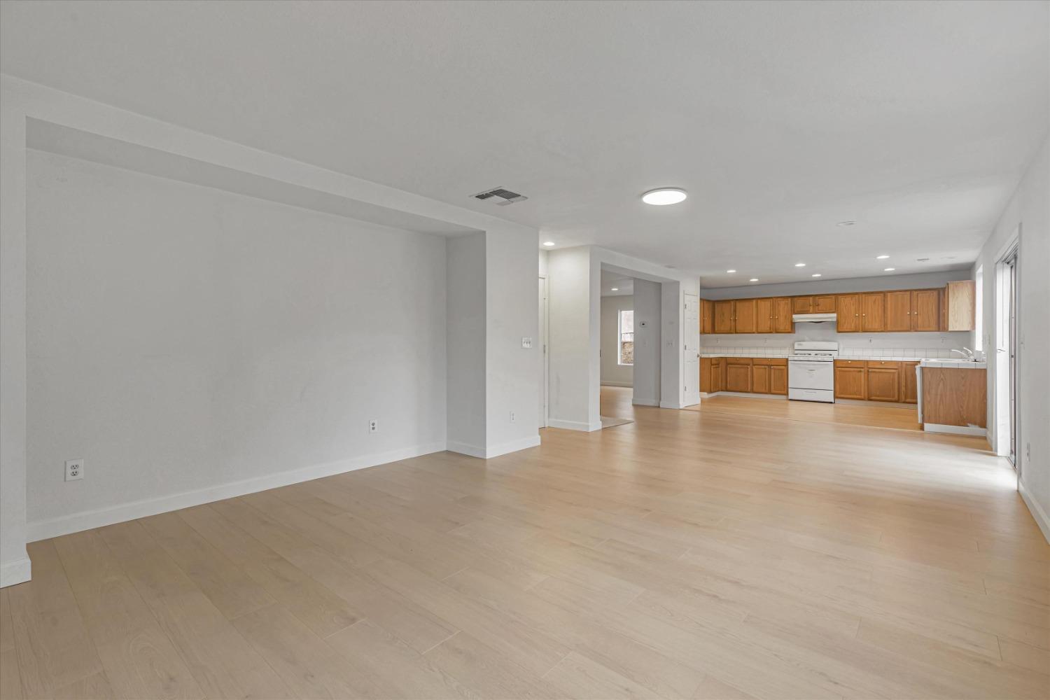 Detail Gallery Image 9 of 38 For 1027 Boardwalk Dr, Stockton,  CA 95206 - 4 Beds | 2/1 Baths