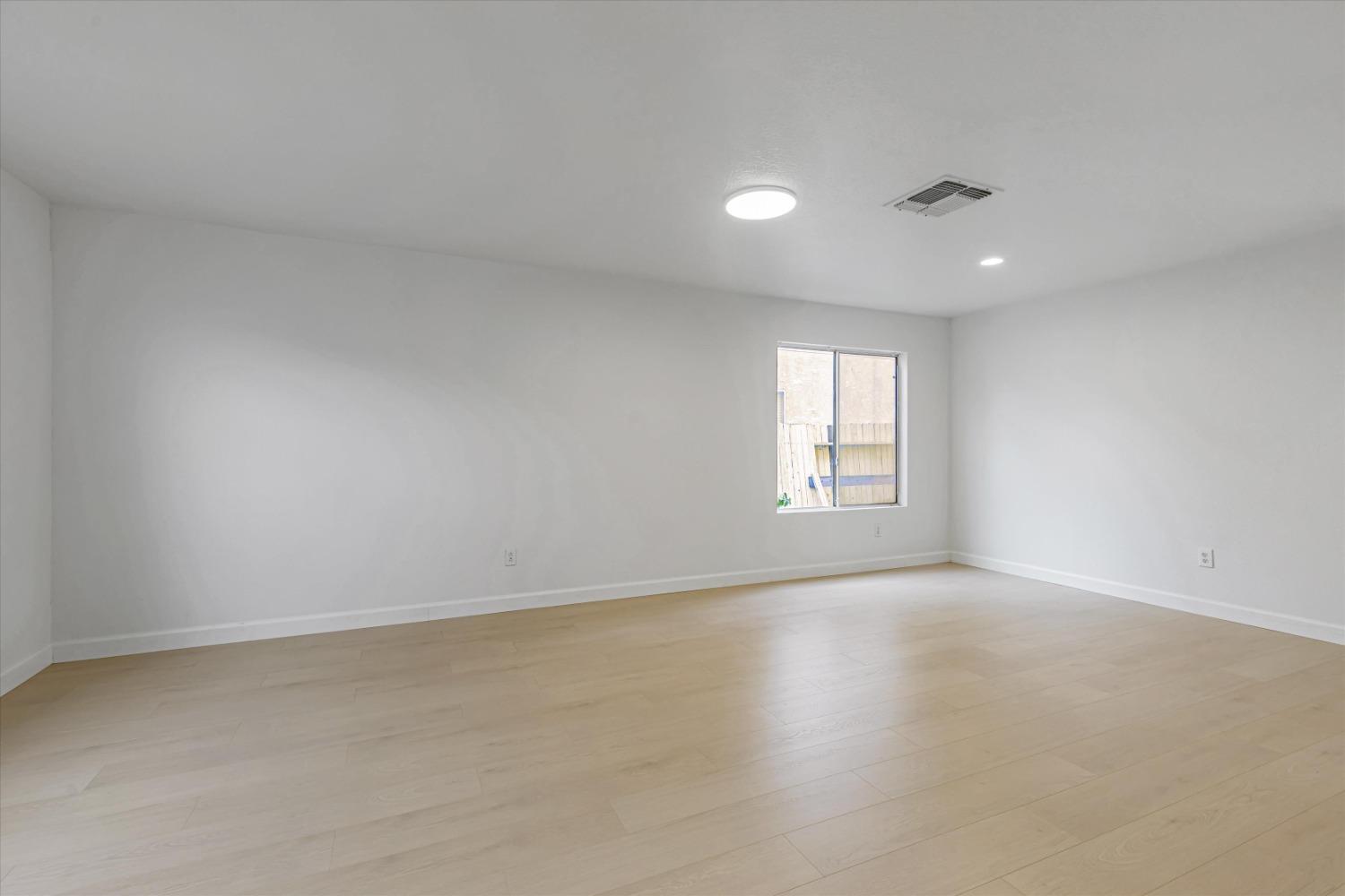 Detail Gallery Image 4 of 38 For 1027 Boardwalk Dr, Stockton,  CA 95206 - 4 Beds | 2/1 Baths