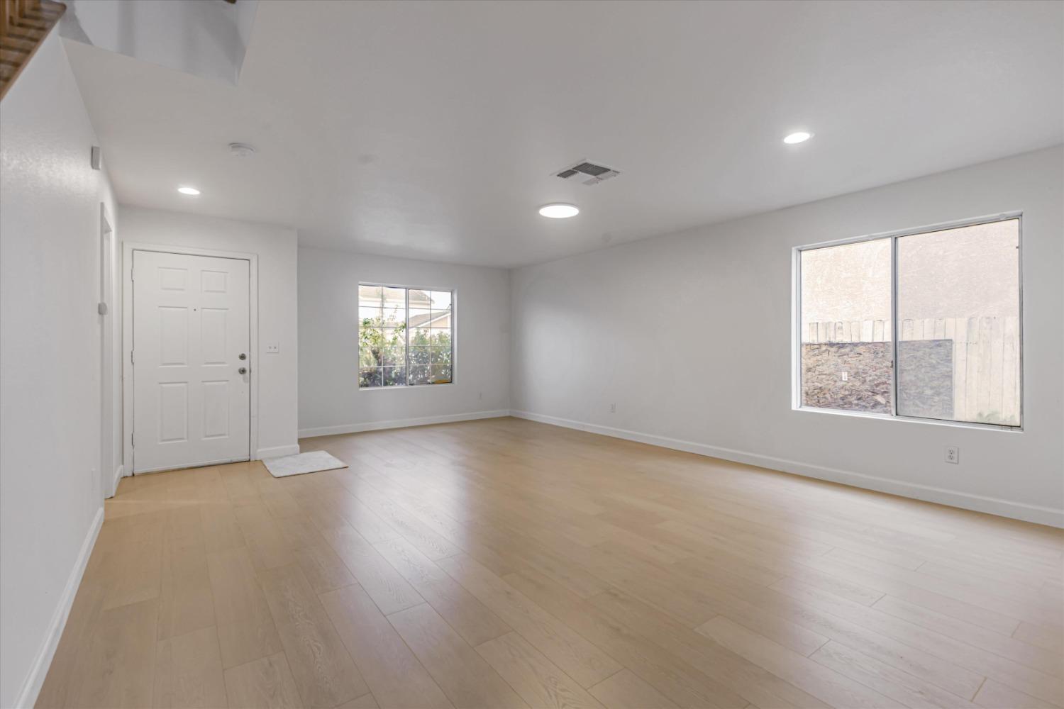 Detail Gallery Image 8 of 38 For 1027 Boardwalk Dr, Stockton,  CA 95206 - 4 Beds | 2/1 Baths