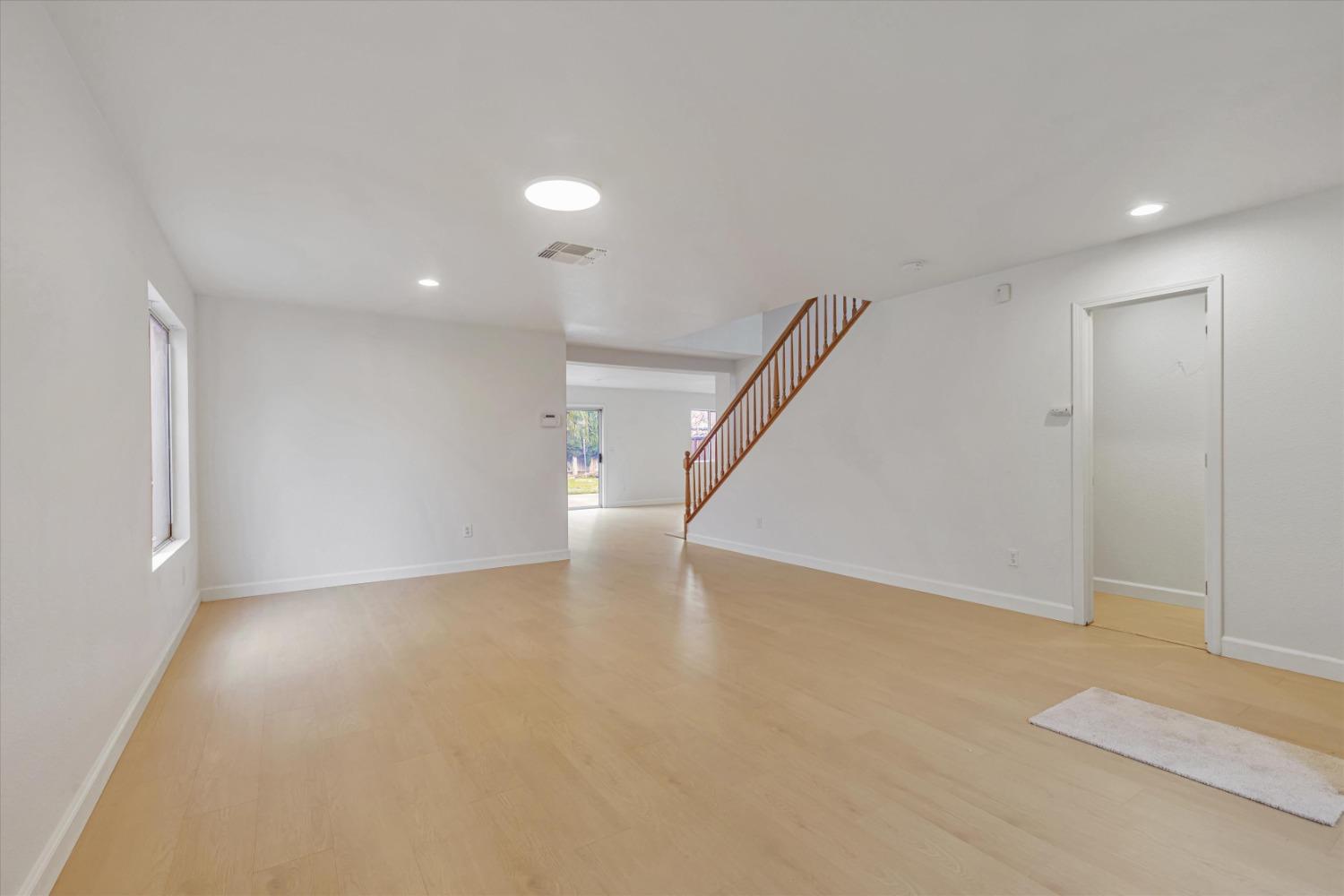 Detail Gallery Image 6 of 38 For 1027 Boardwalk Dr, Stockton,  CA 95206 - 4 Beds | 2/1 Baths