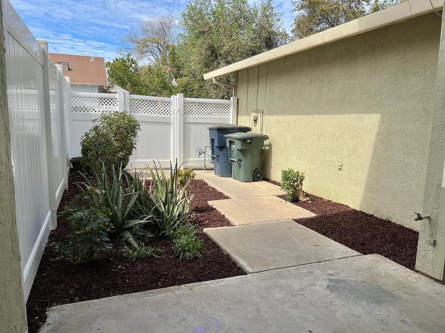 Detail Gallery Image 3 of 12 For 80 Portola Way #105,  Tracy,  CA 95376 - 3 Beds | 1/1 Baths