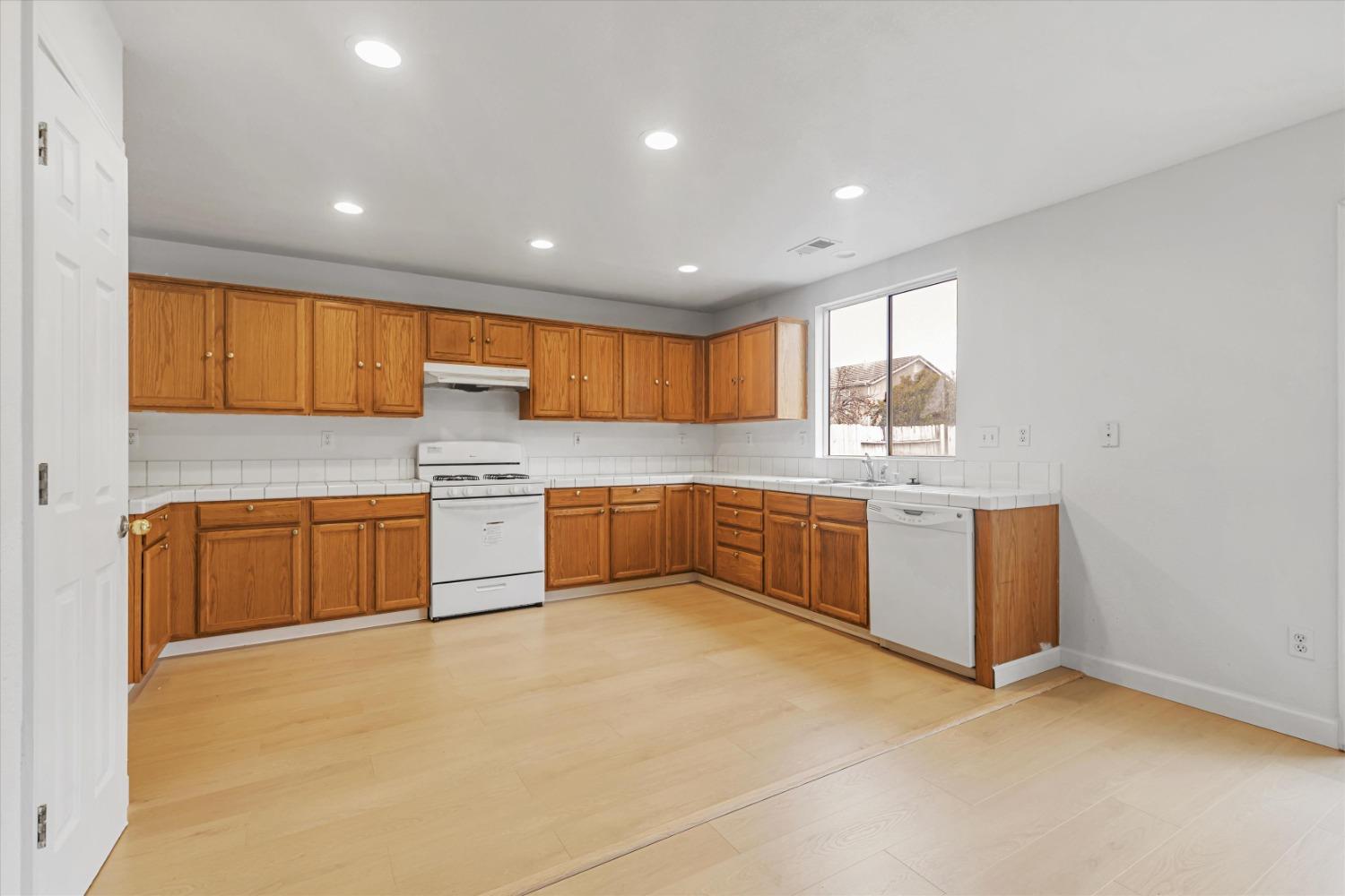 Detail Gallery Image 13 of 38 For 1027 Boardwalk Dr, Stockton,  CA 95206 - 4 Beds | 2/1 Baths