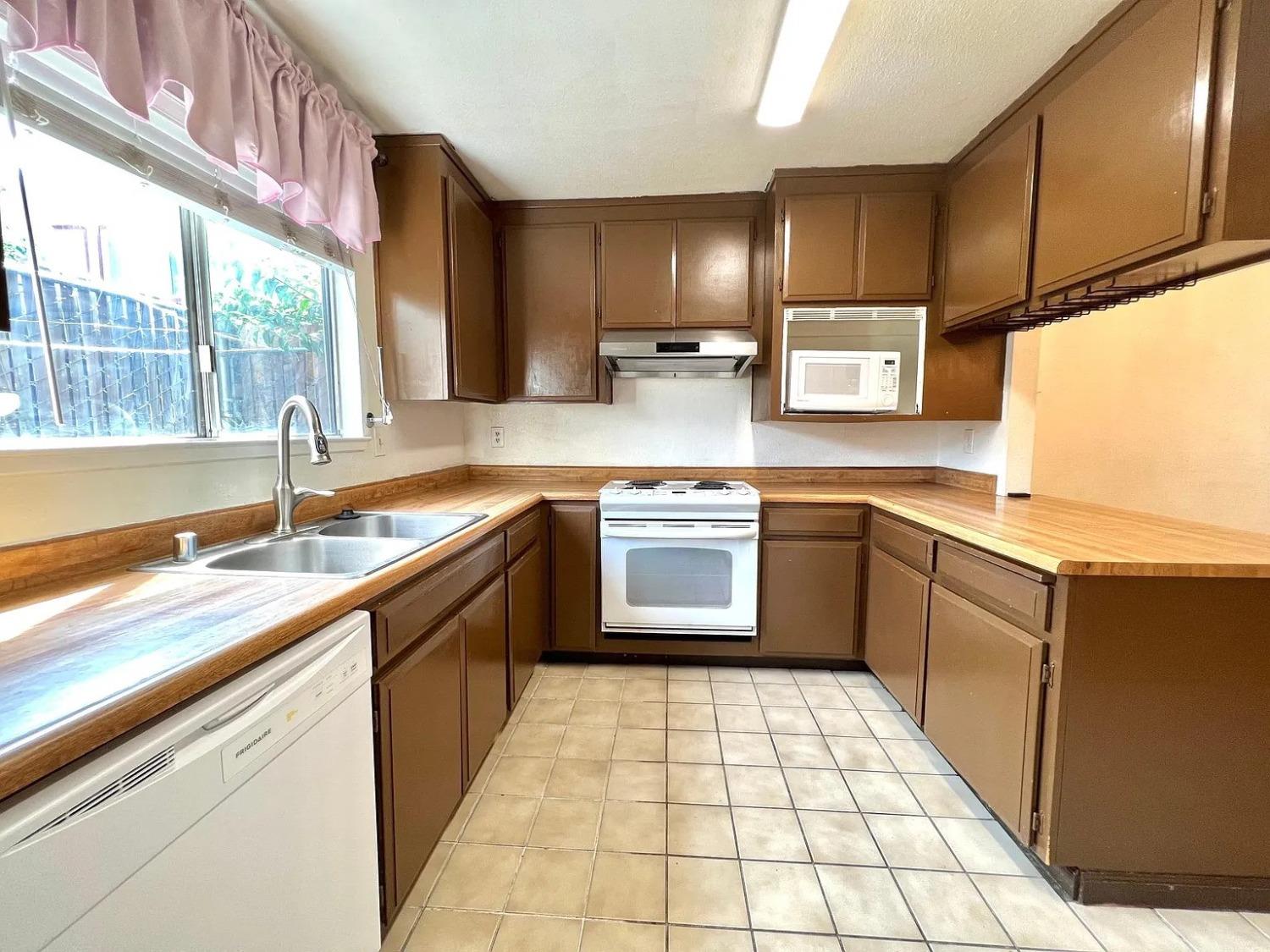 Detail Gallery Image 5 of 12 For 80 Portola Way #105,  Tracy,  CA 95376 - 3 Beds | 1/1 Baths