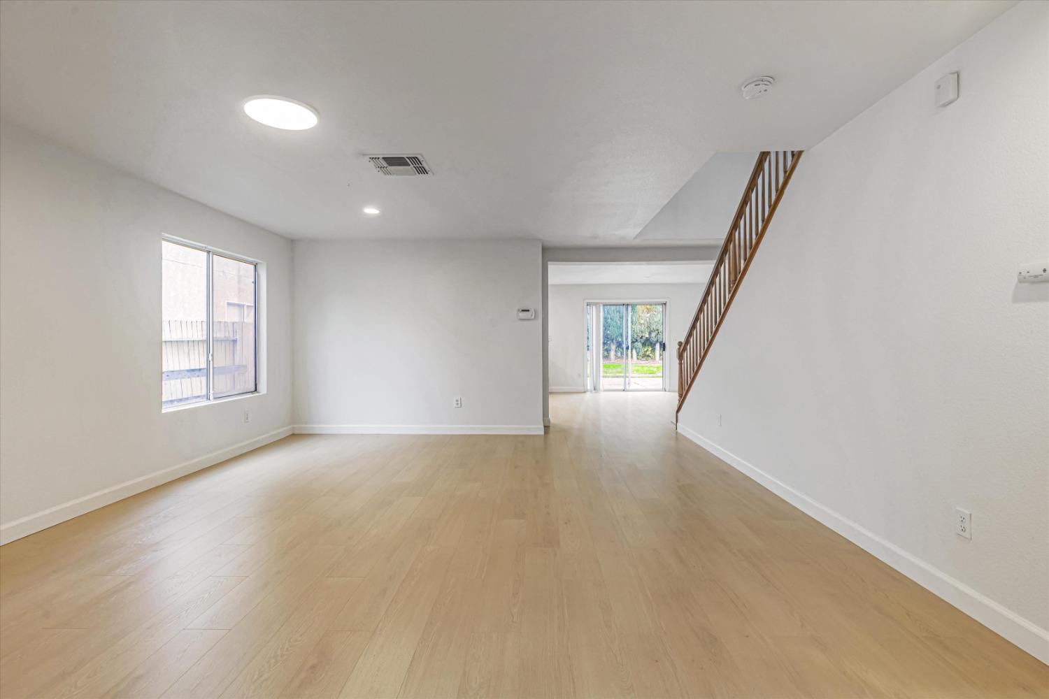 Detail Gallery Image 5 of 38 For 1027 Boardwalk Dr, Stockton,  CA 95206 - 4 Beds | 2/1 Baths