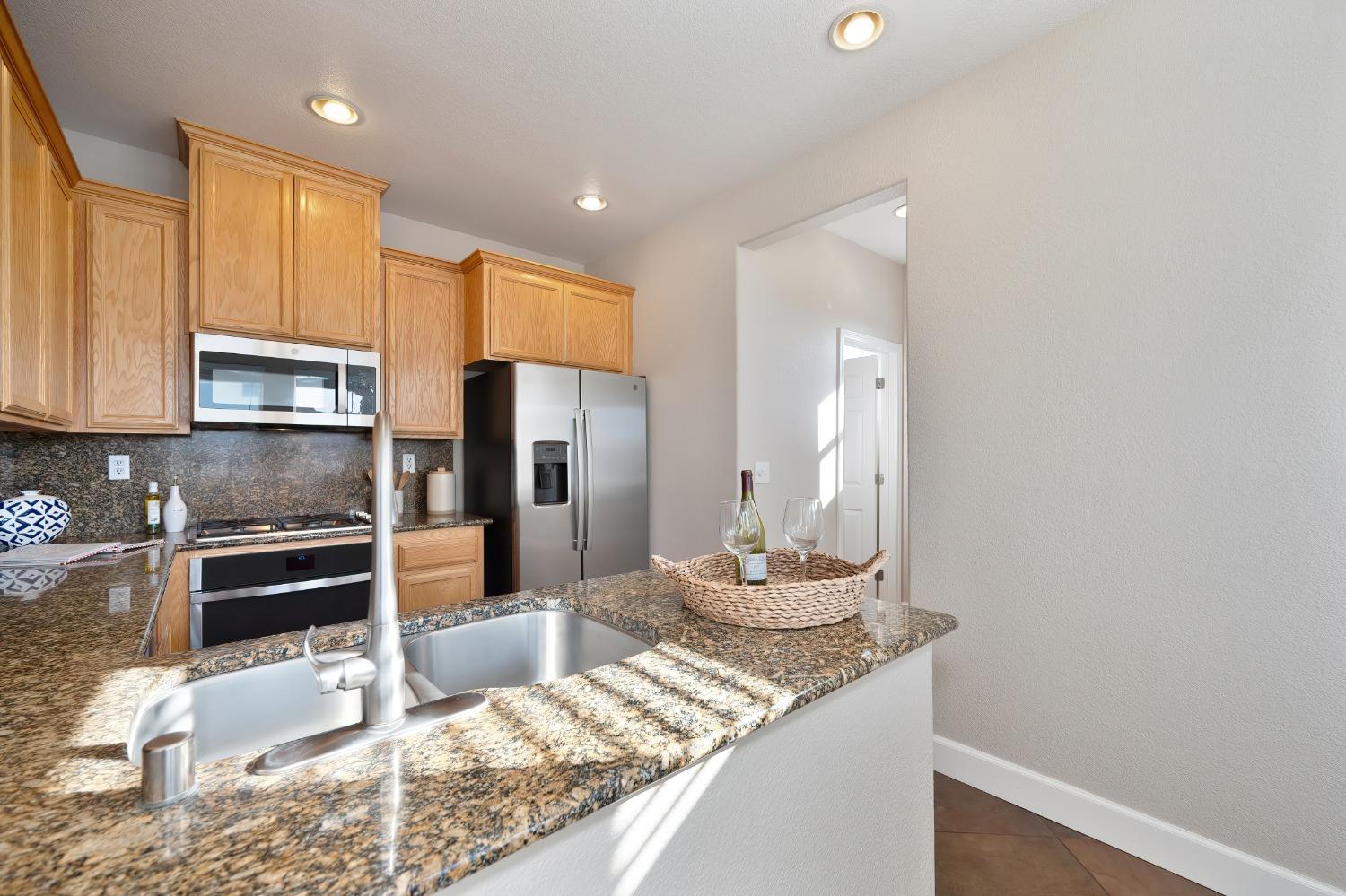 Detail Gallery Image 18 of 56 For 10878 Atherstone Dr, Rancho Cordova,  CA 95670 - 2 Beds | 2/2 Baths