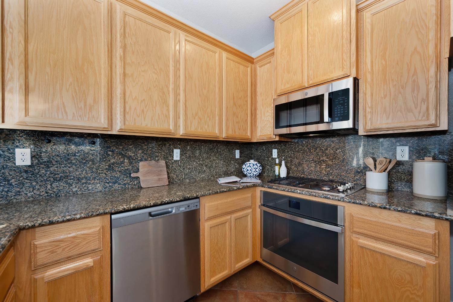 Detail Gallery Image 20 of 56 For 10878 Atherstone Dr, Rancho Cordova,  CA 95670 - 2 Beds | 2/2 Baths