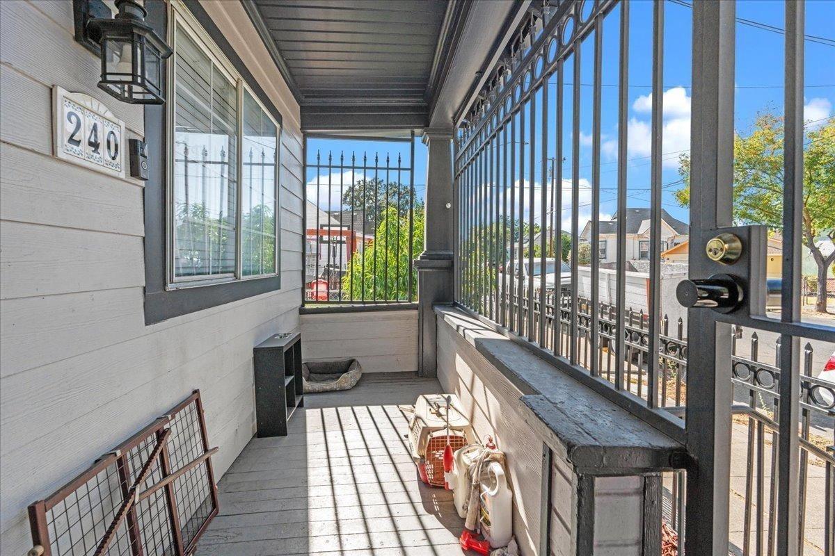 Detail Gallery Image 4 of 22 For 240 E Jefferson St, Stockton,  CA 95206 - 3 Beds | 1/1 Baths