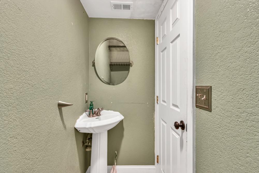 Detail Gallery Image 11 of 46 For 8601 Zircon Crest Ct, Elk Grove,  CA 95624 - 3 Beds | 2/1 Baths