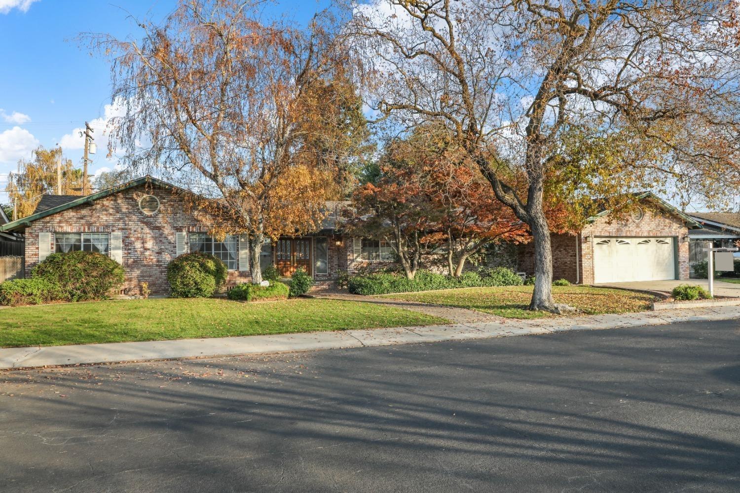 Detail Gallery Image 2 of 33 For 3304 Lancashire Ln, Modesto,  CA 95350 - 4 Beds | 2/1 Baths