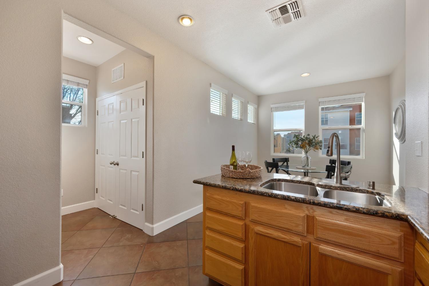 Detail Gallery Image 22 of 56 For 10878 Atherstone Dr, Rancho Cordova,  CA 95670 - 2 Beds | 2/2 Baths