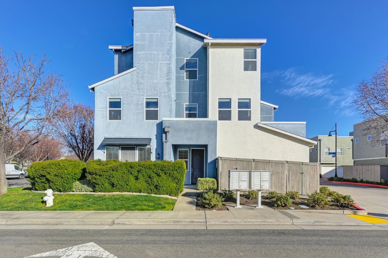 Detail Gallery Image 3 of 56 For 10878 Atherstone Dr, Rancho Cordova,  CA 95670 - 2 Beds | 2/2 Baths