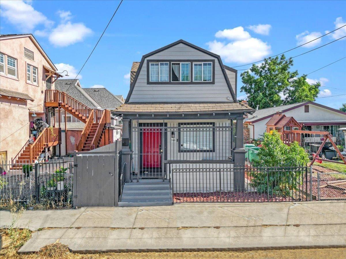Detail Gallery Image 3 of 22 For 240 E Jefferson St, Stockton,  CA 95206 - 3 Beds | 1/1 Baths