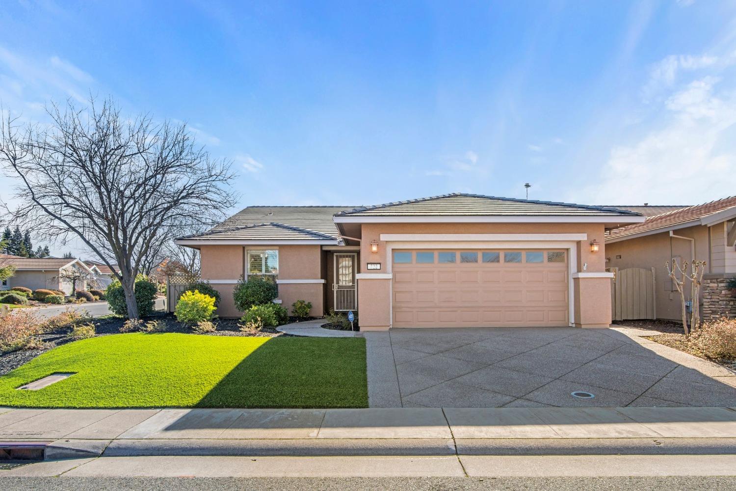 Here's your opportunity to own one of the most popular floorplans in Sun City Lincoln Hills.  This Alpine is super special and comes with white cabinetry w/glass fronts, built-in oven and cooktop, granite counter tops, engineered wood floors, custom corner gas fireplace, loads of windows making it light and bright, spacious master suite with bump-out window, dual sinks, raised vanities and huge walk-in closet with made-to-order organizers.  The guest bedroom faces the front of the home while the den w/Murphy bed and desk is tucked away perfect for a second guest bedroom, hobby room or office.  Situated within a short walk to Kilaga Springs Lodge, indoor pool, fitness center, cafe and spa, the location is a 10!