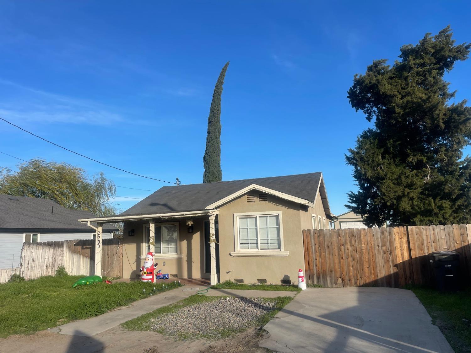 Detail Gallery Image 1 of 7 For 2900 Carol Ln, Modesto,  CA 95358 - 3 Beds | 2 Baths