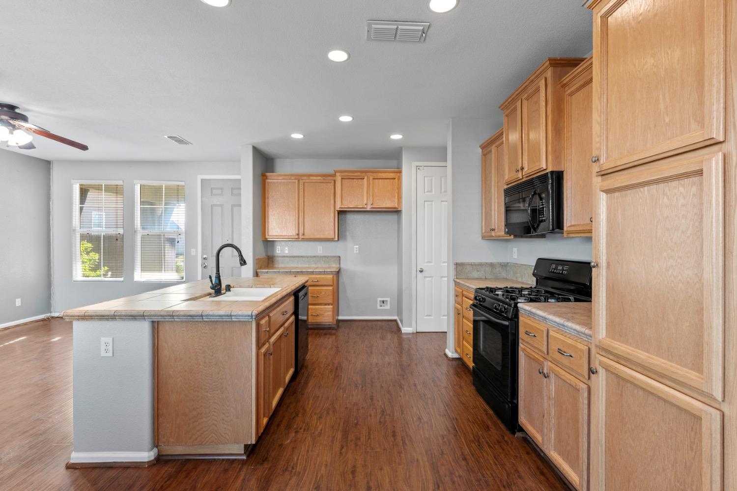 Detail Gallery Image 14 of 39 For 2141 August Way, Olivehurst,  CA 95961 - 3 Beds | 2 Baths