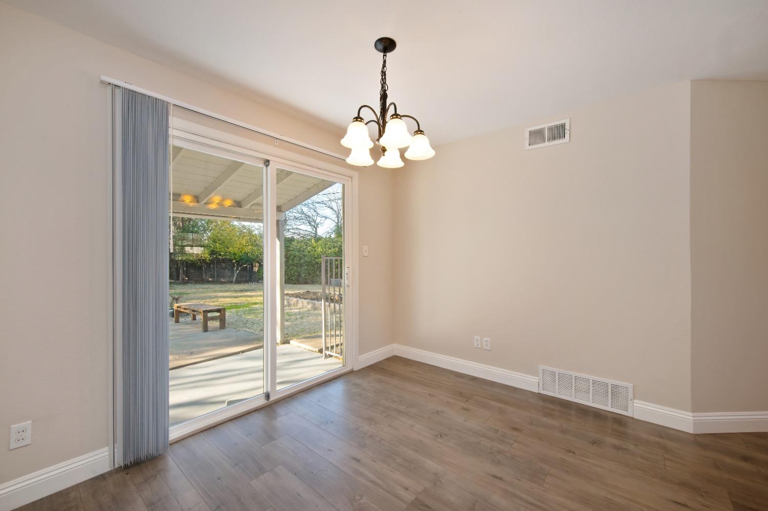 Detail Gallery Image 5 of 32 For 5507 Primrose Dr, Citrus Heights,  CA 95610 - 3 Beds | 2 Baths