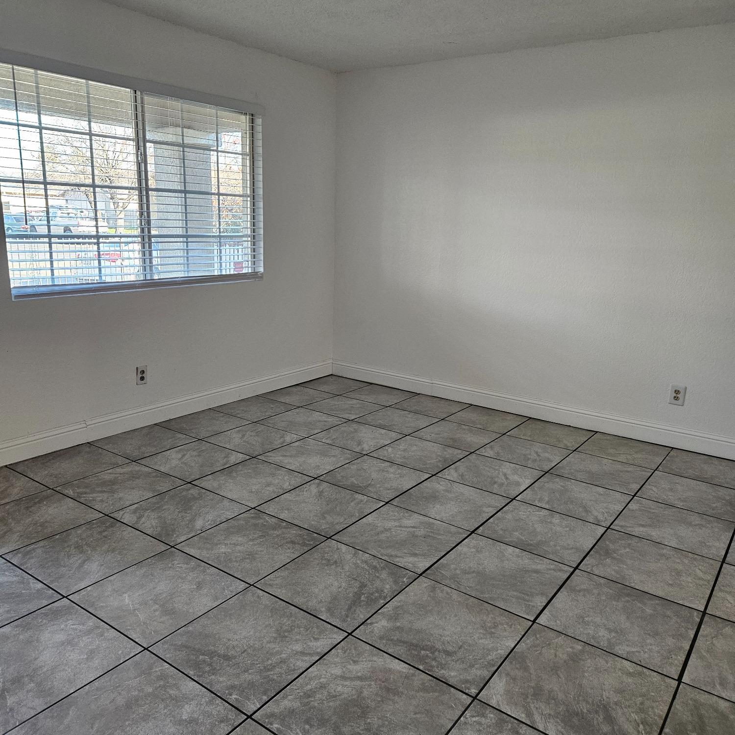 Detail Gallery Image 3 of 36 For 1548 Carpenter Rd, Stockton,  CA 95206 - 4 Beds | 2/1 Baths
