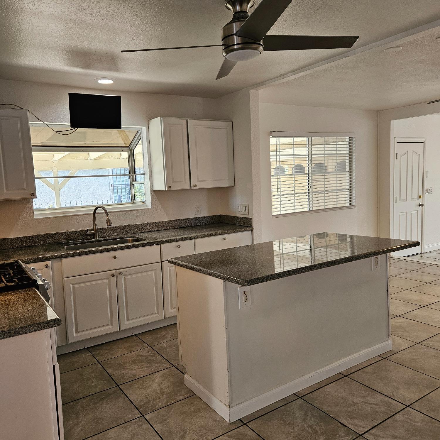 Detail Gallery Image 5 of 36 For 1548 Carpenter Rd, Stockton,  CA 95206 - 4 Beds | 2/1 Baths