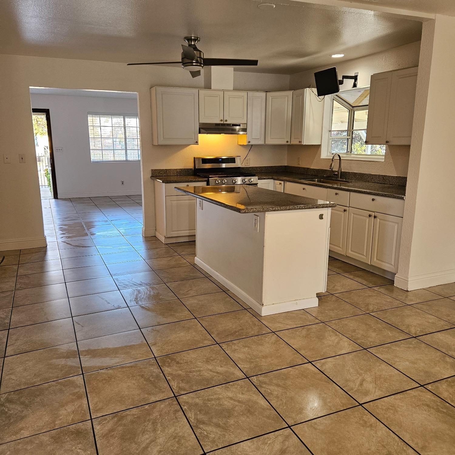 Detail Gallery Image 6 of 36 For 1548 Carpenter Rd, Stockton,  CA 95206 - 4 Beds | 2/1 Baths