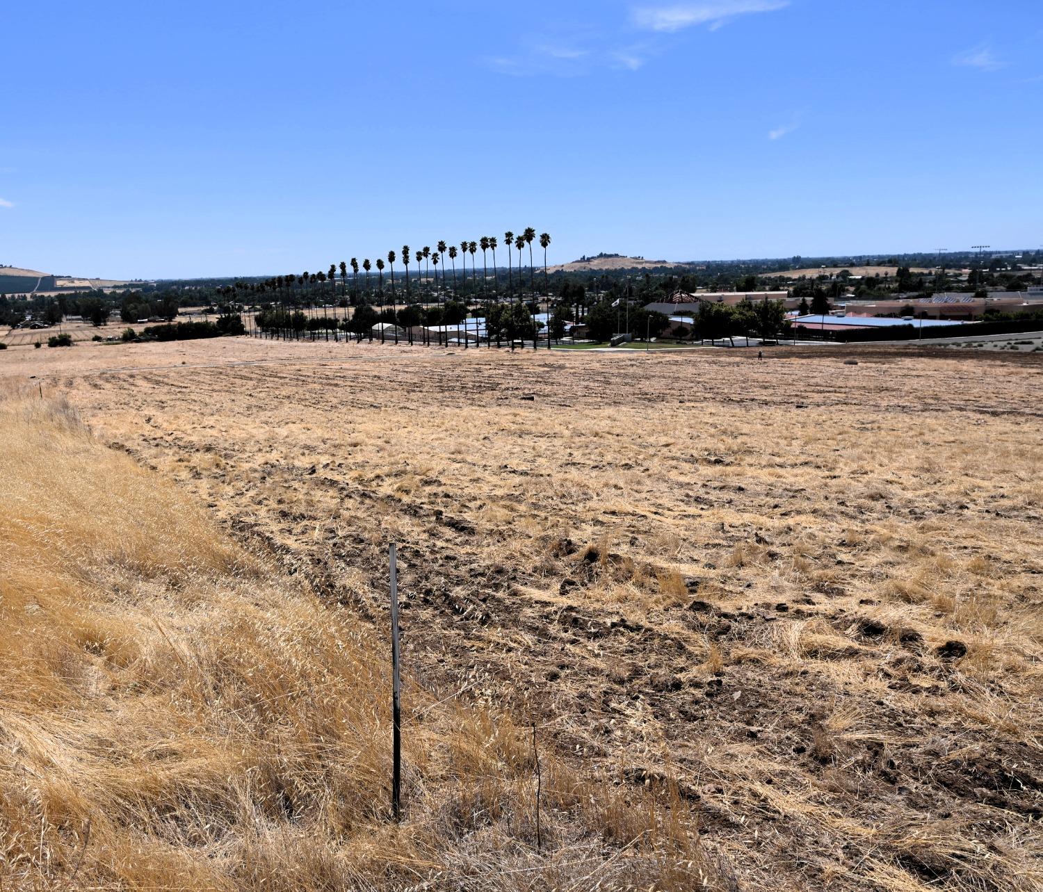 E Putnam Avenue, Porterville, California image 36